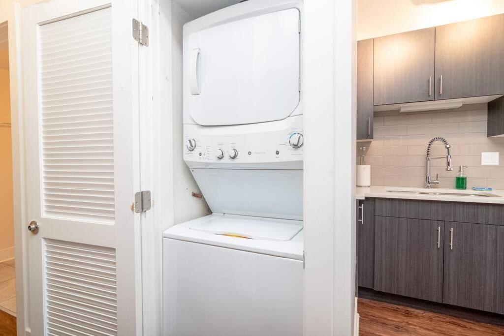 Apartment Mccormick Place 3br/2ba With Optional Parking On State Street