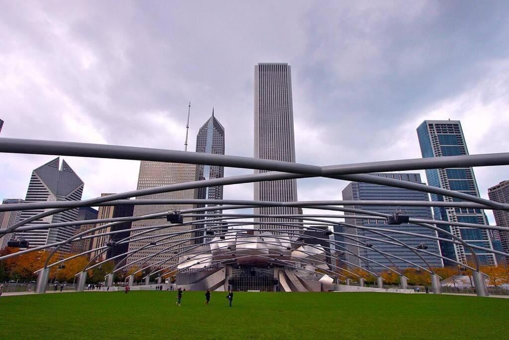 Mccormick Place 3br/2ba With Optional Parking On State Street Apartment
