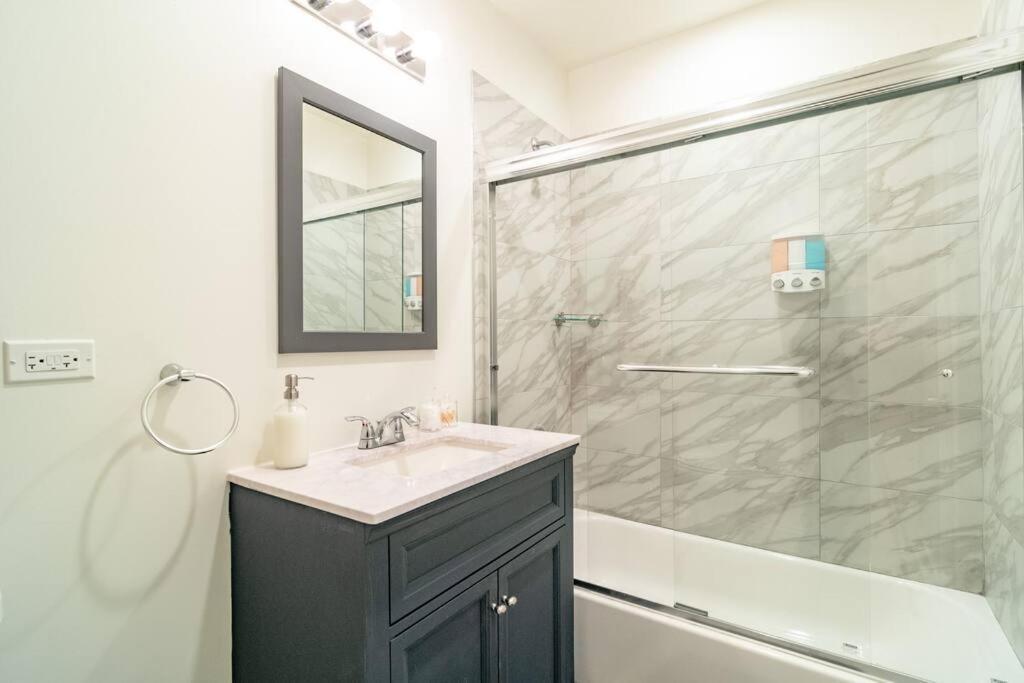Mccormick Place 3br/2ba With Optional Parking On State Street Chicago