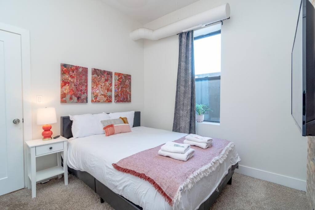 Mccormick Place 3br/2ba With Optional Parking On State Street Apartment *
